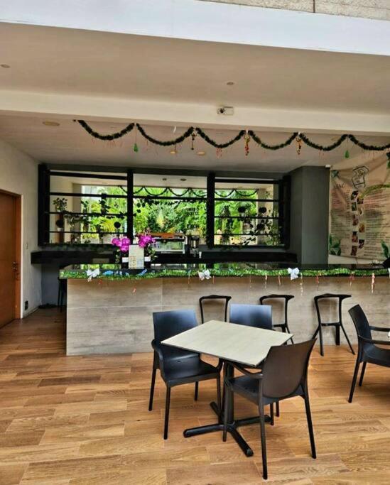 Stunning 1 Bdrm Gym-pool 10 Min To The Beach & Quinta Av Apartamento *